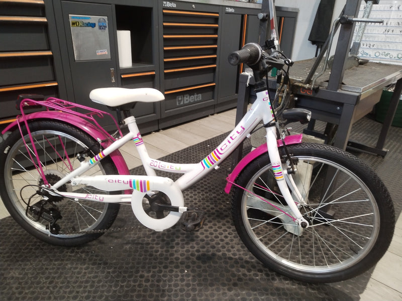 Carica immagine in Galleria Viewer, BICI BIMBA 20" BIANCO-FUXIA 1X6 SPEED USATO REVISIONATO
