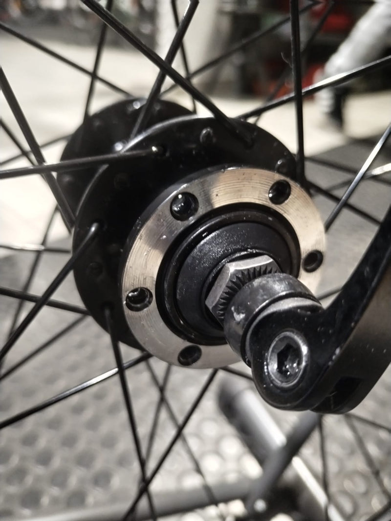 Carica immagine in Galleria Viewer, MARIN CERCHIO ANT. ROAD/GRAVEL 700X19C DISK 6 FORI QUICK RELEASE NERO USATO-REVISIONATO
