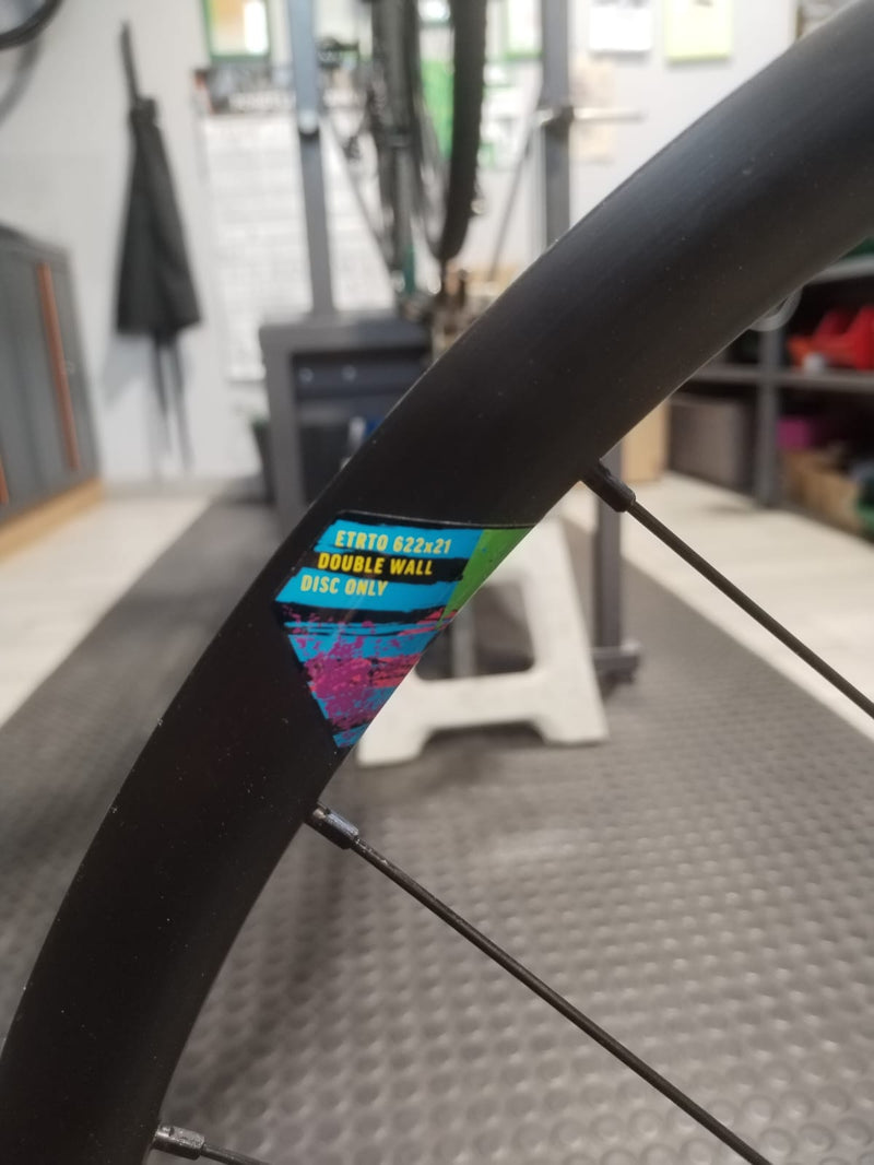 Carica immagine in Galleria Viewer, COPPIA RUOTE SHINING DB-T260 ALLUMINIO 28" ,DISK 6 FORI, SHIMANO HG, QUICK RELEASE
