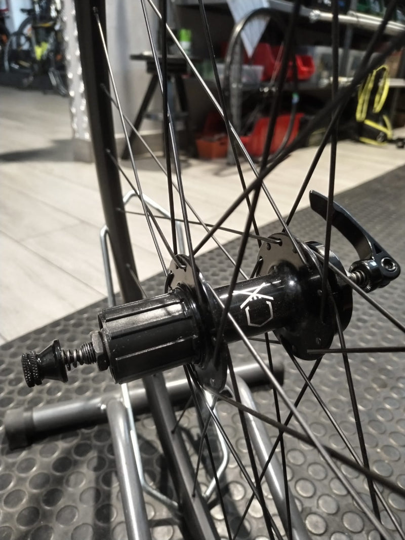 Carica immagine in Galleria Viewer, COPPIA RUOTE SHINING DB-T260 ALLUMINIO 28" ,DISK 6 FORI, SHIMANO HG, QUICK RELEASE
