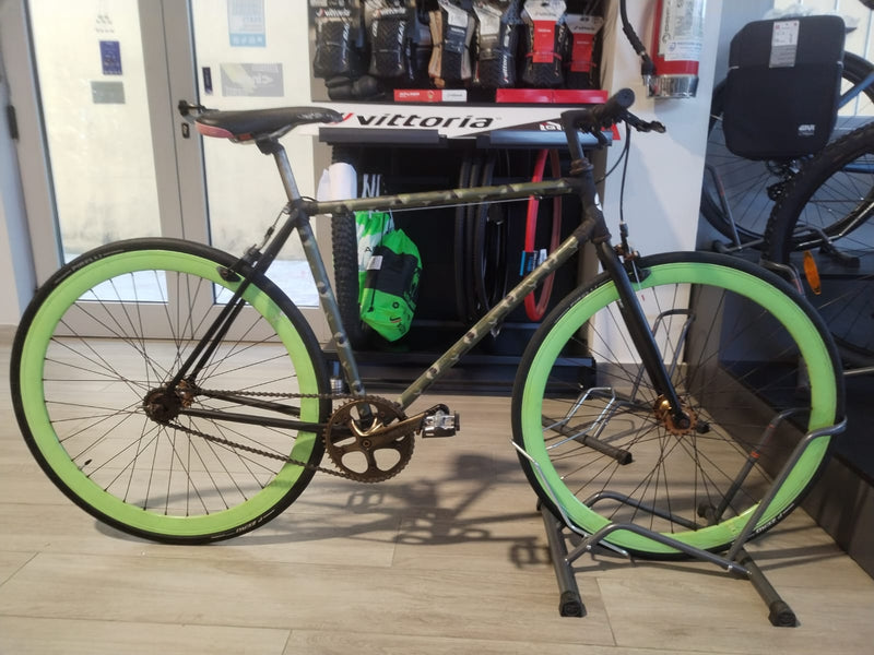 Carica immagine in Galleria Viewer, BICI CITY FIXED ACCIAIO TAGLIA M NERO/VERDE USATO-REVISIONATO
