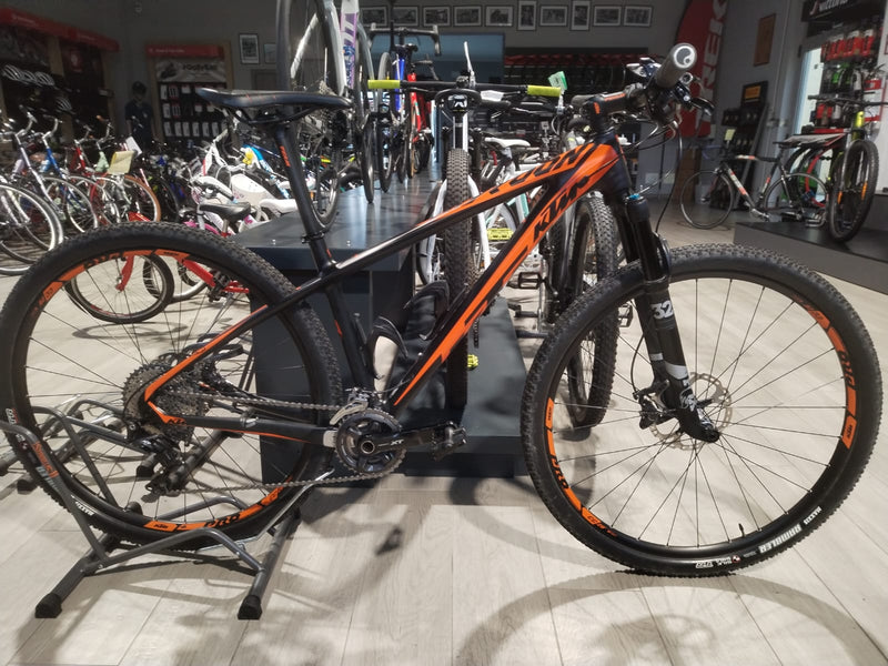 Carica immagine in Galleria Viewer, KTM MTB MYROON MASTER CARBON NERO-ARANCIO TAGLIA 43  USATO IN CONTO VENDITA
